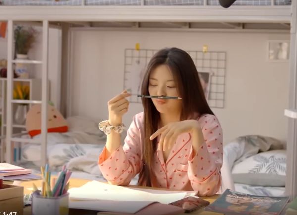 杨超越|杨超越节目宿舍曝光,谁注意她床边贴的海报?网友:确定女明星