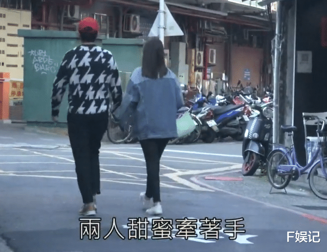 陳喬恩與男友甜蜜牽手漫步街頭 兩人不怕胖一起吃各種街頭美食-圖6