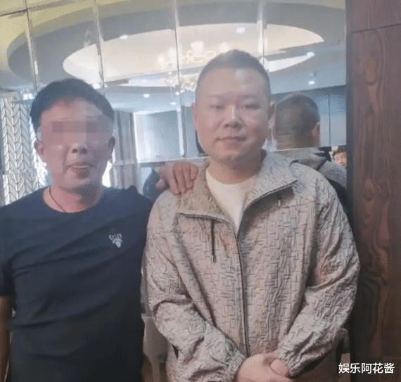 岳云鹏|岳云鹏参加外甥婚礼，蹲地上陪伴80岁母亲，配合亲戚合影脸笑僵