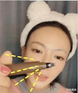 时尚美妆|章子怡亲自接女儿放学，穿黑白装大气知性，素颜露面不忘画上眉毛