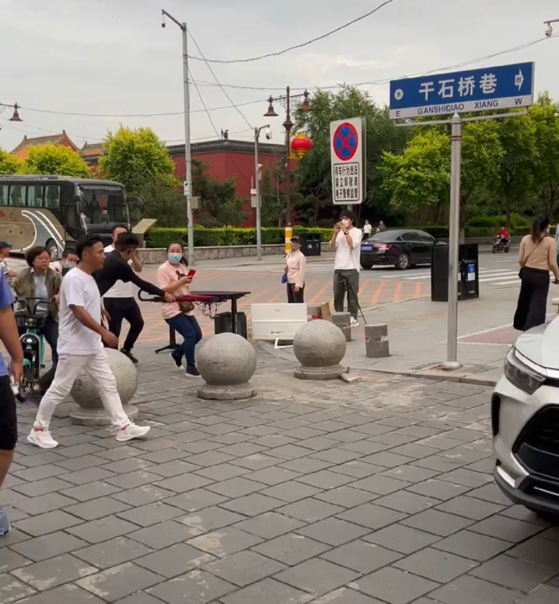 宋小宝|宋小宝现身沈阳街头，引来路人纷纷拿出手机拍摄，还有专人关车门