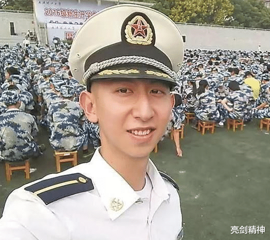 |“海空卫士”王伟牺牲后，他的妻子破例入伍，如今过得怎样？