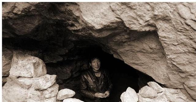 向东向南看史 猎户打猎偶遇野人，已在深山老林生活13年，报警之后发现是中国人