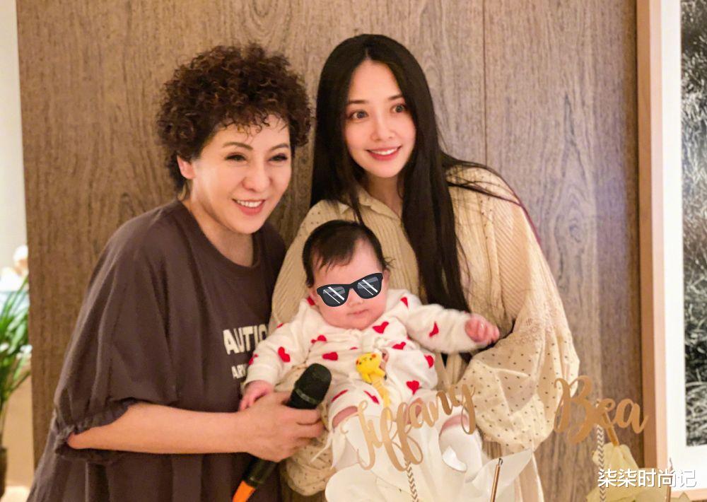 柒柒时尚记|向佐晒亲友合照庆生，向太身材暴瘦变化大，女儿正脸曝光超像妈