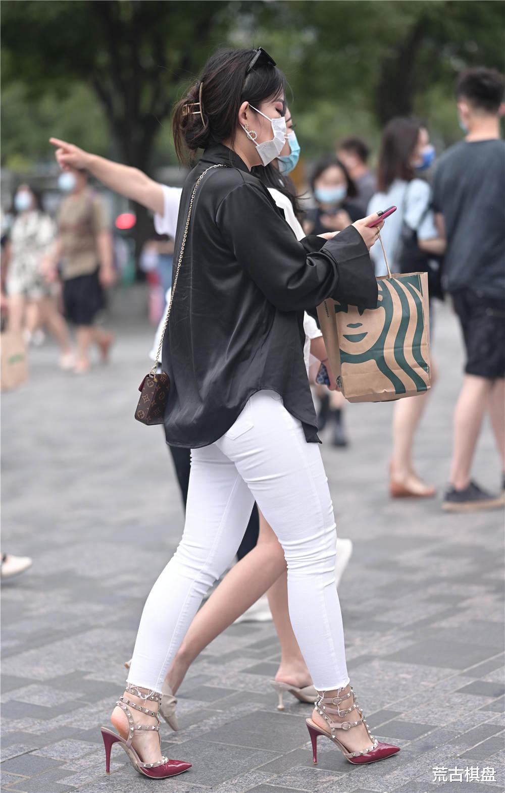 荒古棋盘|很多美女都喜欢细跟凉鞋，现在还可以搭配凉鞋，错过了要等一年