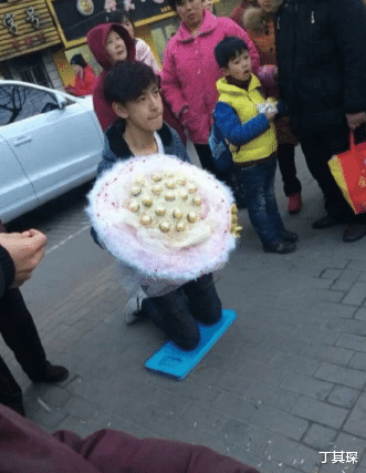 丁其琛|知道为什么电竞酒店“五黑房”这姑娘只有4张床？？