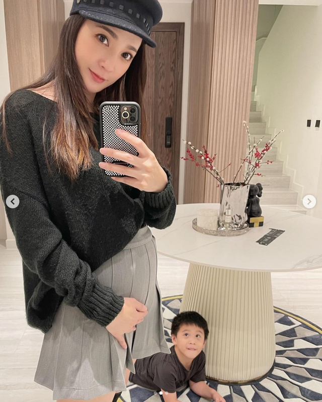 石原里美|37岁女星跨年前报喜！高龄怀上二胎已4月，晒儿子摸孕肚照显温馨