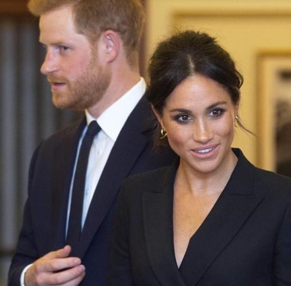 小陈有说 不愧是王室出身的人,梅根王妃穿着时尚颜值高,脚腕比手臂还细