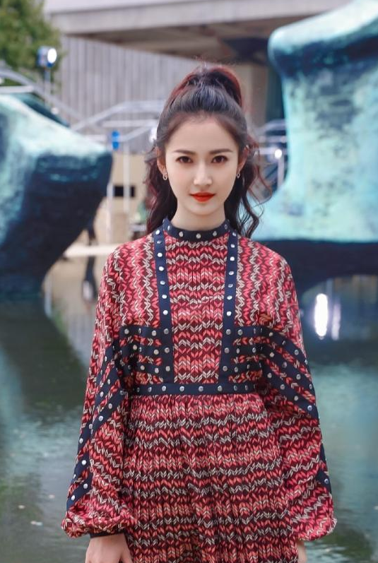 连衣裙|陈钰琪秀出穿搭，穿着红色印花连衣裙扎高马尾，不说以为是校花
