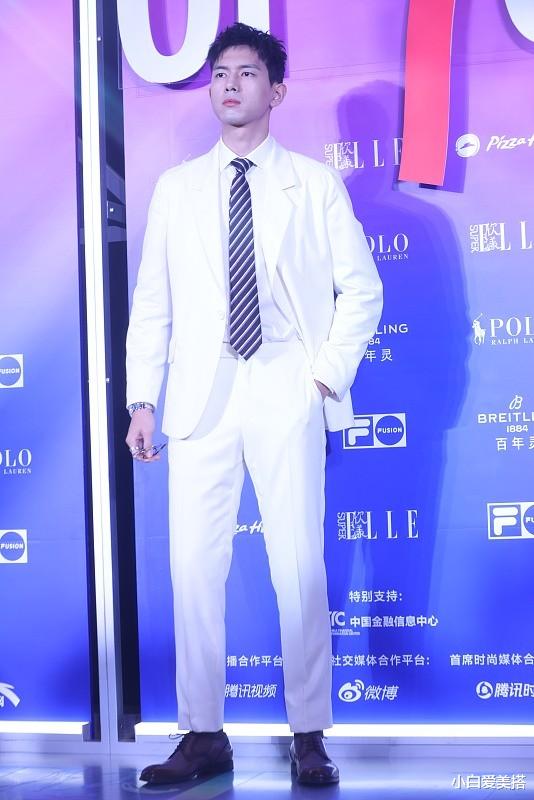 西装|李现嘴里好像“塞了鸡蛋”，脸蛋看着有点肿，但穿西装帅气值不减
