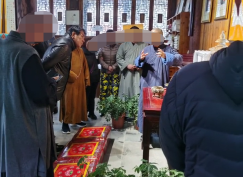 程琤|67岁朱时茂现身寺庙祈福！身形壮实扣子紧绷，被众高僧耐心接待