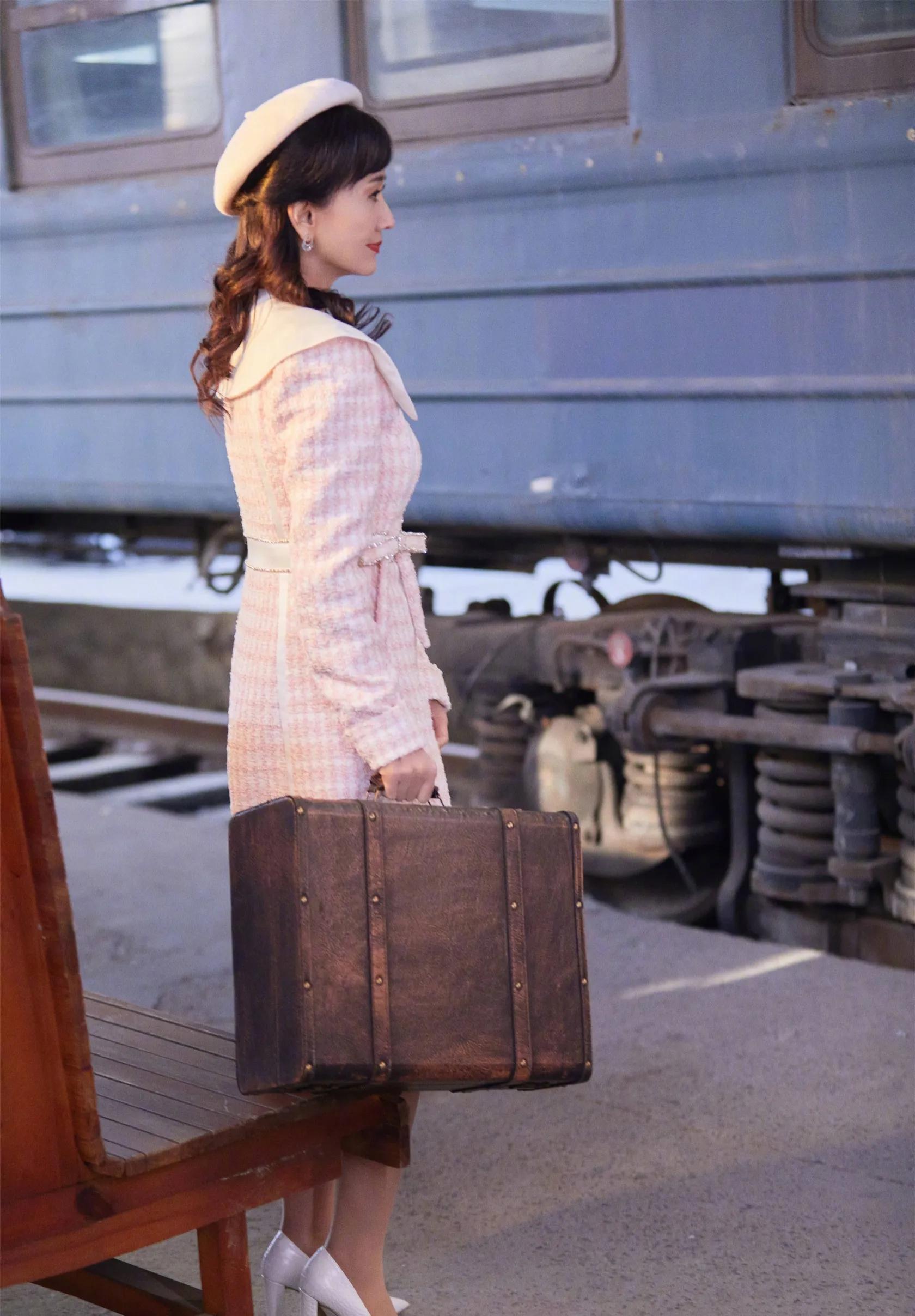 何炅|岁月不败美人，不老女神“白素贞”赵雅芝近况，艳丽依旧，端庄去初