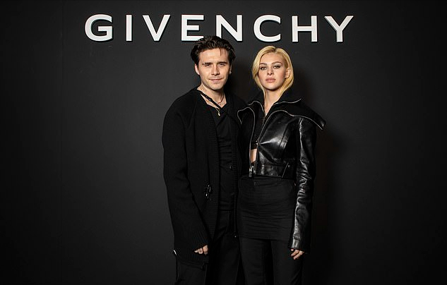 刘昊然|贝嫂大儿子和未婚妻闪耀纪梵希大秀！他傻呵呵笑，妮可拉冷酷到底