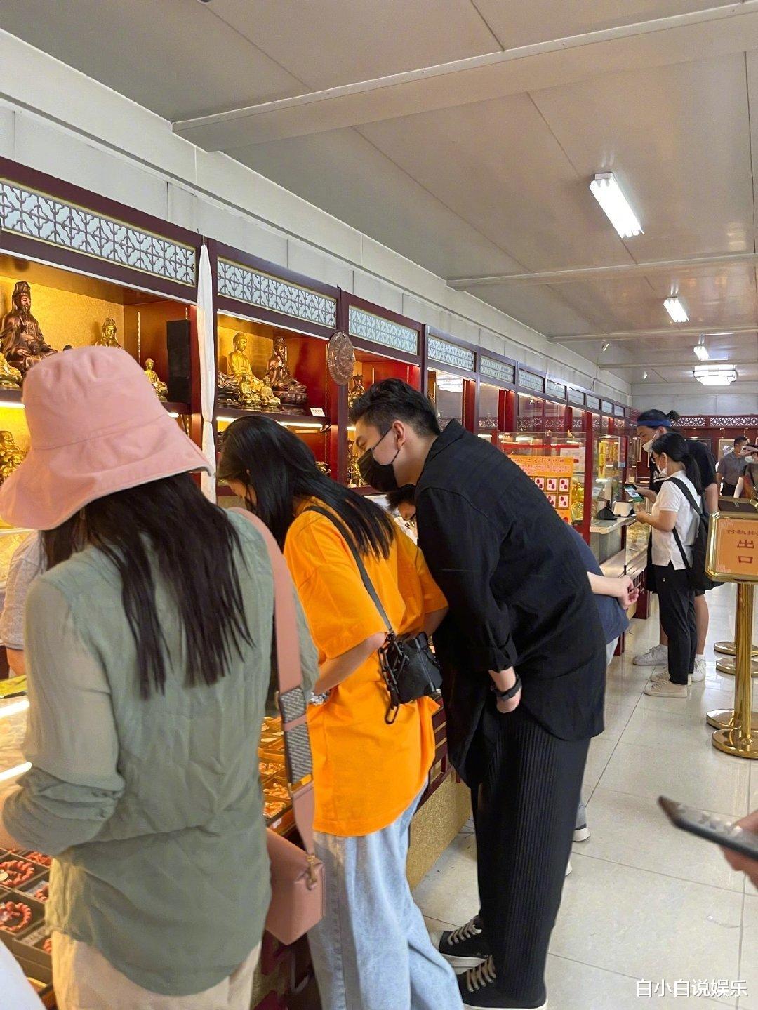 王大陆|醉酒拥吻被拍不久，蔡卓宜王大陆又一同在雍和宫游玩，恋情实锤