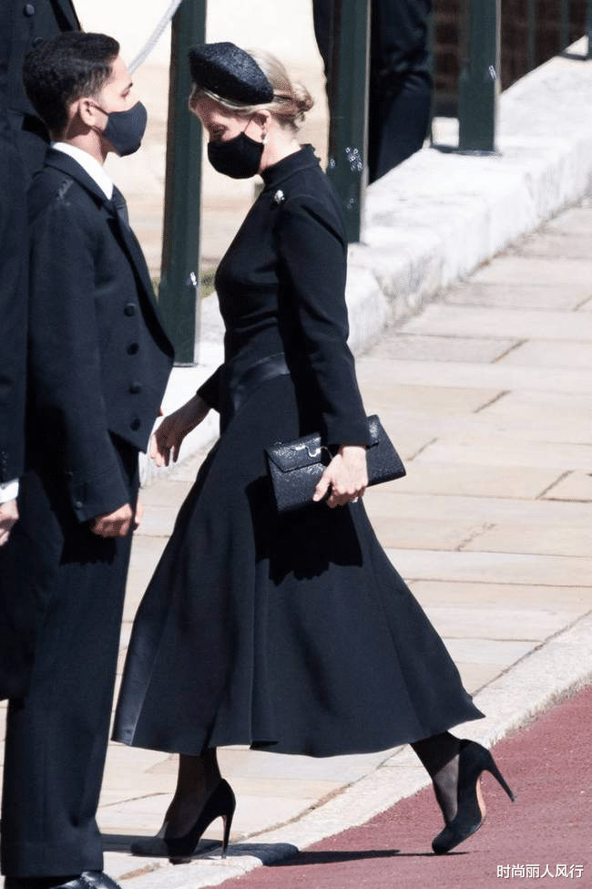 时尚丽人风行|英国女王17岁孙女艳压群芳！廓形西装显臃肿，56岁王妃靠\＂嫩\＂取胜