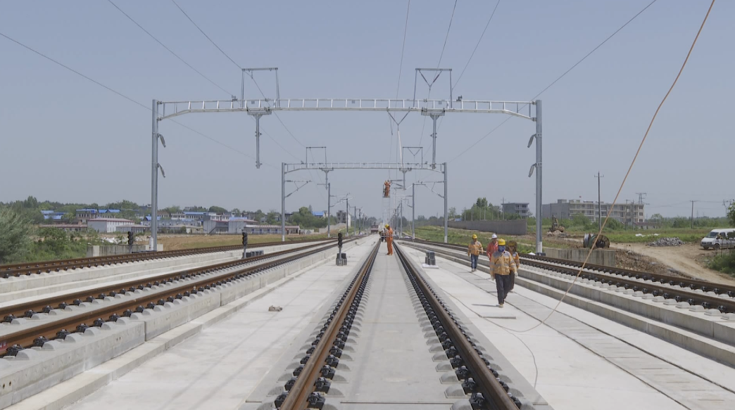 宿松快报 高铁加班加点赶进度五一假期不“打烊”