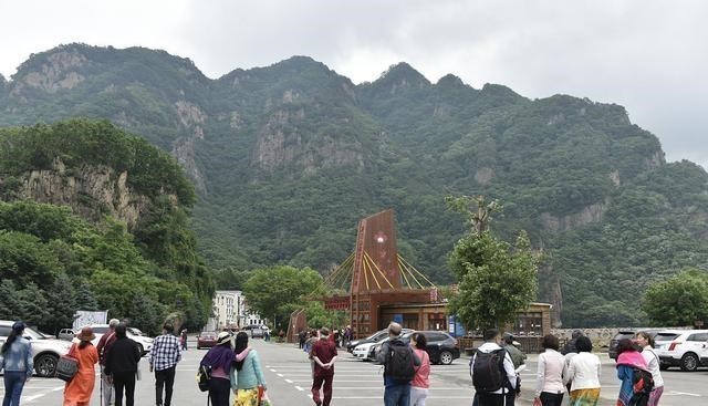 导游 辽宁有一座“小黄山”，被誉为“燕东胜景”，拥有迷人的枫叶景观