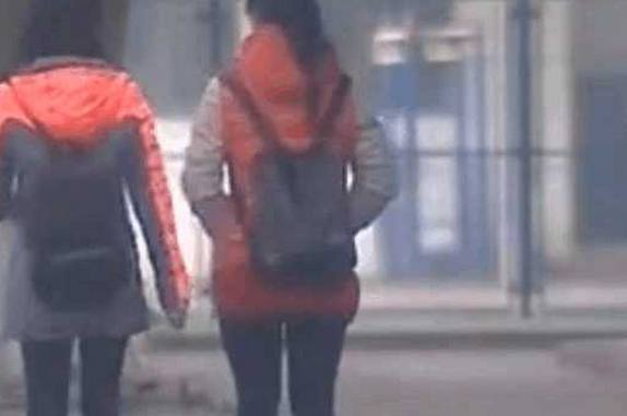 广播新媒 三十岁大叔微信约到13岁少女后被抓，网友：未成年是随便约的？