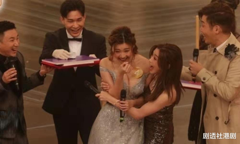 台庆|满载而归！TVB小花携母出街豪买钻石金器，早前在台庆抽中38万大奖