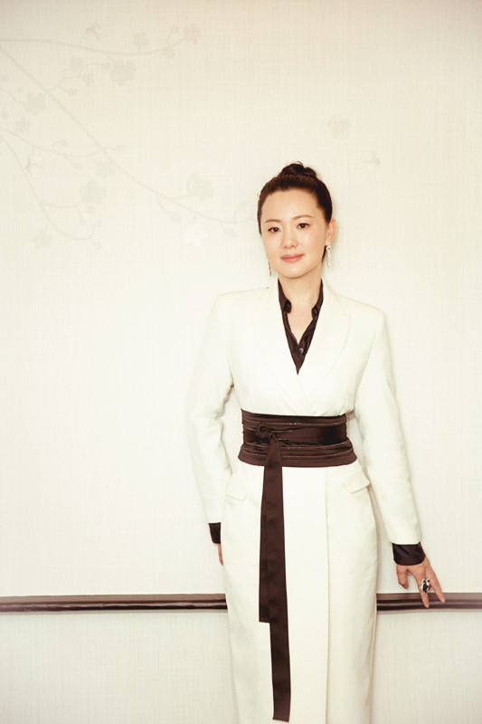 全球时尚号|51岁的咏梅去国外旅游，穿米色大衣霸气十足，撑着伞在雨中漫步