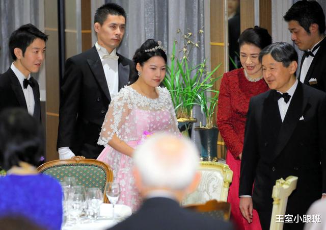 日本皇室|真子参加的皇室婚宴，绚子大婚她和姑姑开心聊天，清子婚礼乖巧可爱