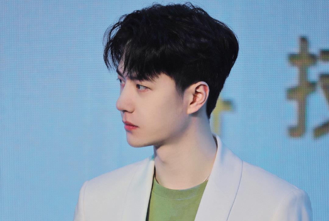 王一博|王一博一身鲜嫩绿亮相,无奈网友太热情,挤爆直播间