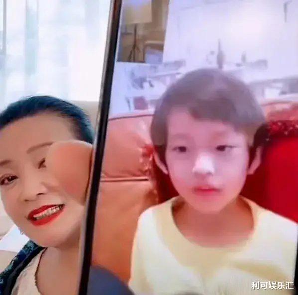 佟丽娅|大S儿子和张兰视频通话，翻白眼全程不耐烦，网友：父母没有教好