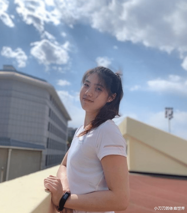 化妆品|张雨霏淡妆做节目，网友恍然大悟，化妆品企业找她代言等于白花钱