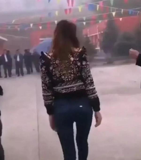 伪装者|林志玲近况曝光，美腿竟变罗圈腿，走路姿势被讽像日本女人