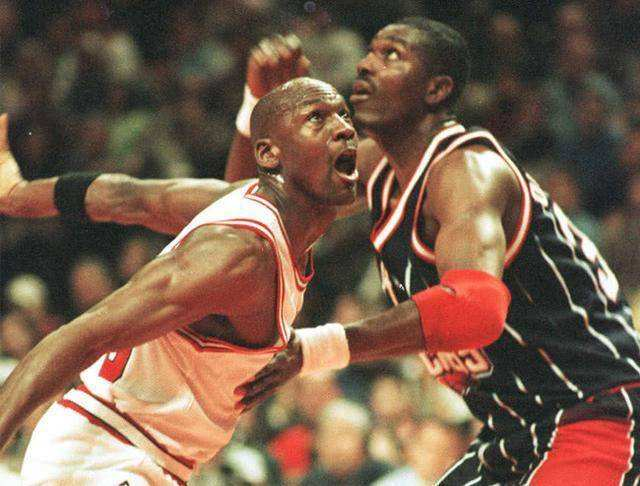 邁克爾·喬丹|喬丹統(tǒng)治了90年代，那么同期的四大中鋒都被他打爆了么？