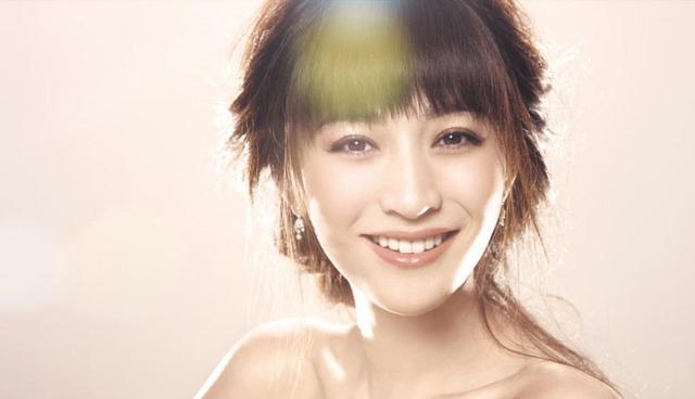 明星|“你若未娶,我便嫁你”,20年前的一句玩笑,没想到她真的做到了