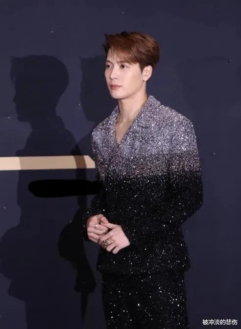 龚俊|时尚先生盛典场外花絮：王嘉尔西装重40斤，龚俊化身“火龙果”