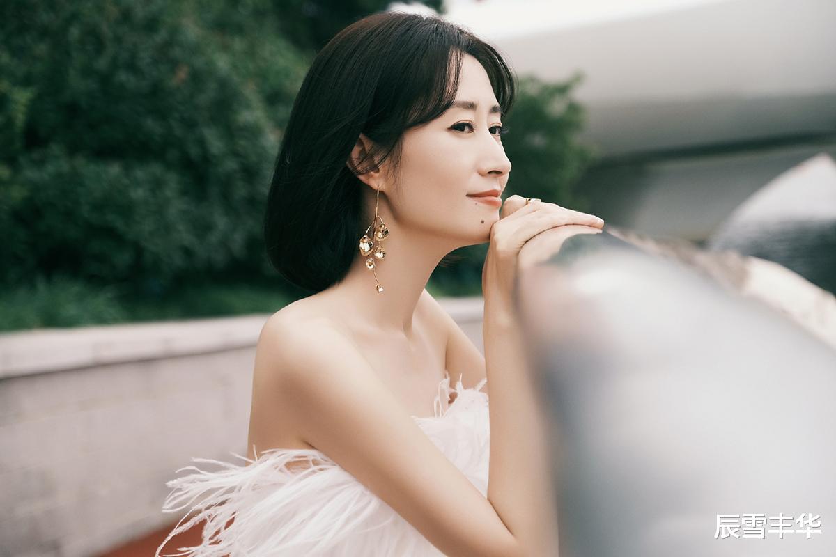 辰雪丰华|没想到刘敏涛这么美，白色“羽毛”连衣裙加身，与平时判若两人
