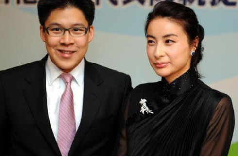 郭晶晶|郭晶晶“隐藏”多年的小姑子，原来是她，难怪霍启刚一直不公布