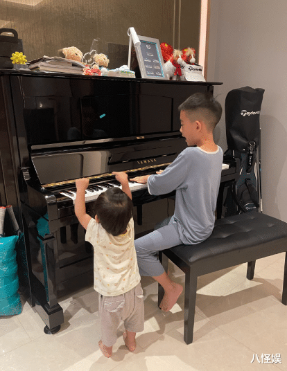 陈小春|宠妻十足!陈小春偷偷为应采儿买戒指,与工作人员合影被赞好温柔