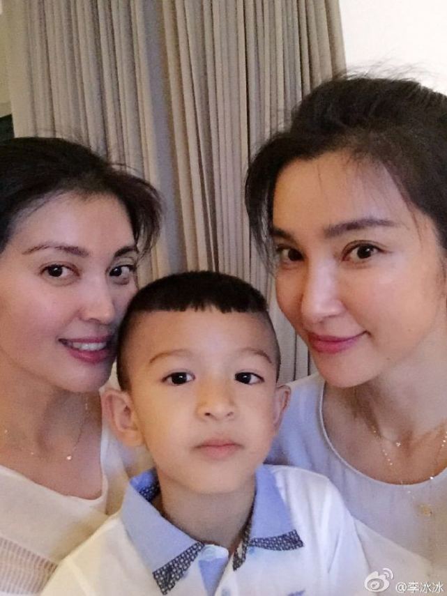 李冰冰|李冰冰和家人包裹严实出门，帮外甥穿防晒衣，上演“跪地式”带娃