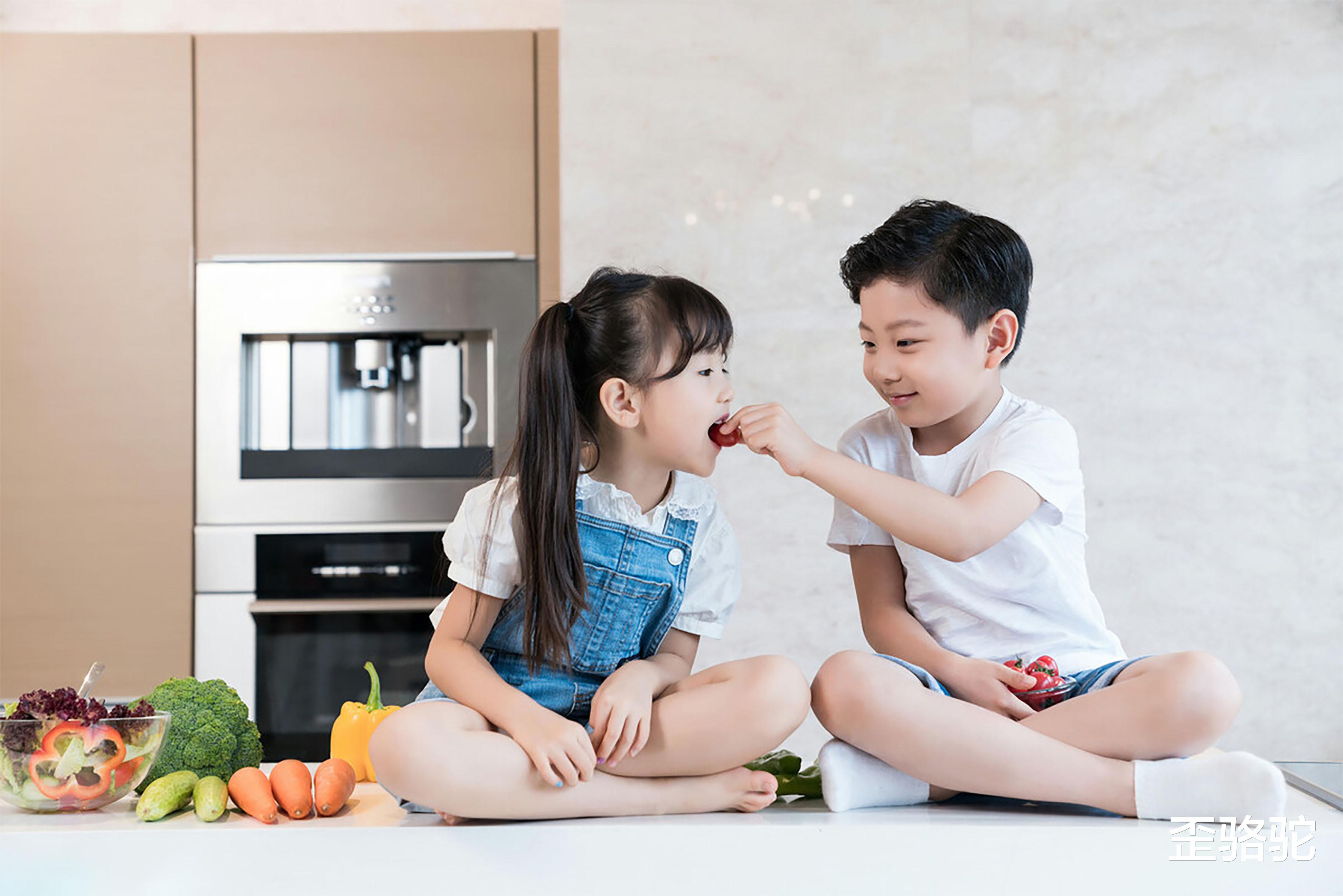 歪骆驼|把哥哥拉黑，骂爸爸是骗子，留洋女博士只是一个“巨婴”