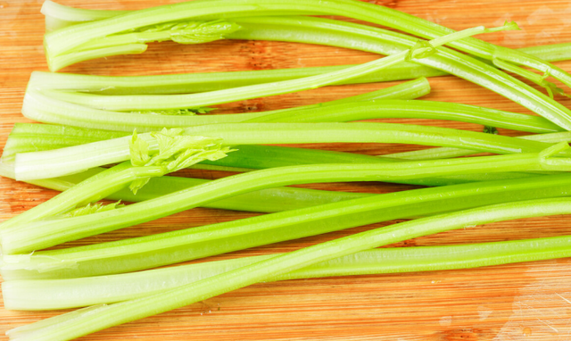 馋嘴的小猫|34岁女士,甘油三酯5.1,每天坚持吃芹菜,3个月后血脂降低了吗?