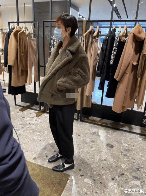 孙俪|孙俪9月22日在上海被偶遇！穿棉大衣逛奢侈品店，抄着手超接地气