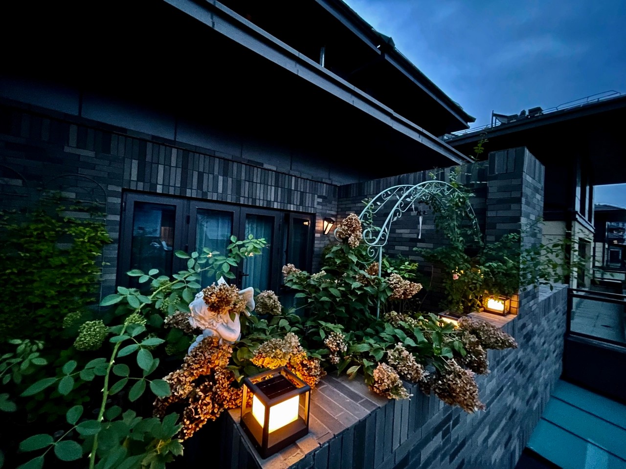 花2万元，改造25㎡别墅露台，这么漂亮的屋顶花园，有撩到你么？