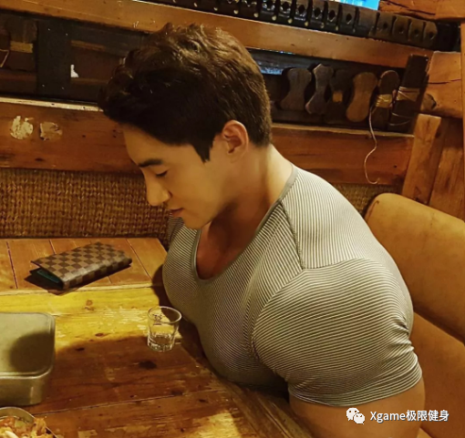 胸肌|胸肌太大，“毁了”多少健身男孩？