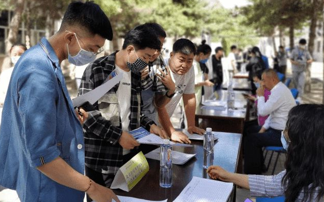 大学生|大学生“奇葩简历”火了，面试官：你咋不去说相声？还意外被录取