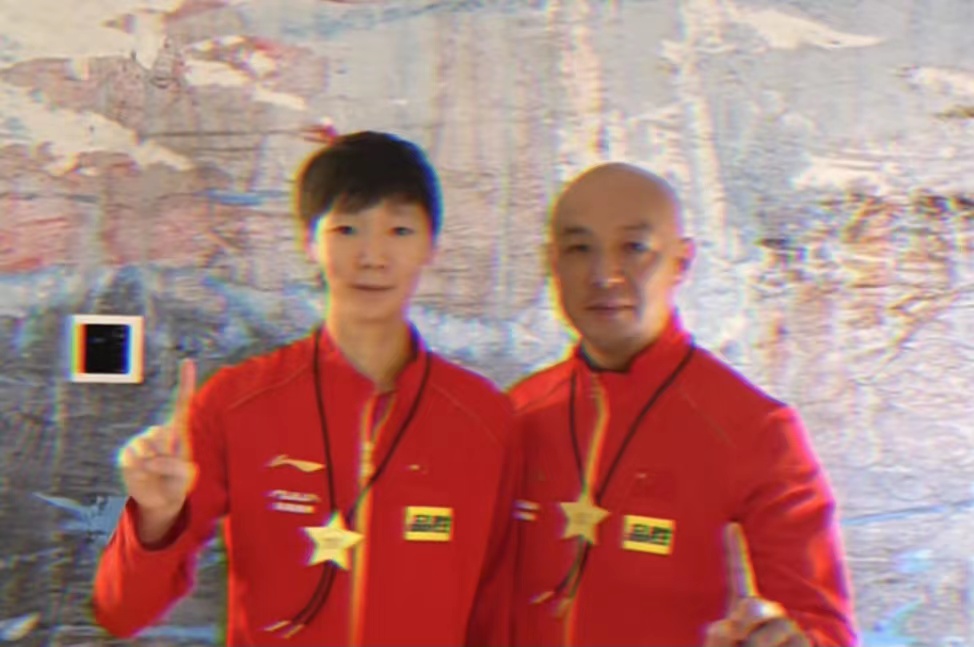 王曼昱|王曼昱夺冠飞奔拥抱恩师庆祝，肖战激动挥拳，师徒俩齐戴金牌合影