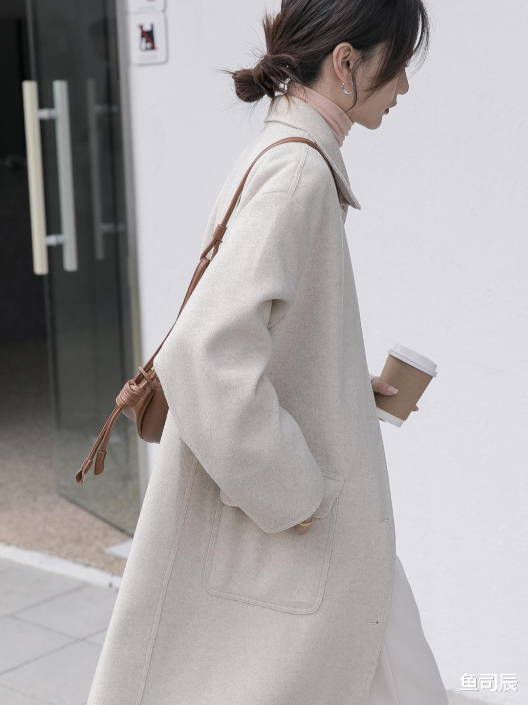 鱼司辰|职场法式穿搭指南,大u领针织衫+半身裙,穿起来气质又性感
