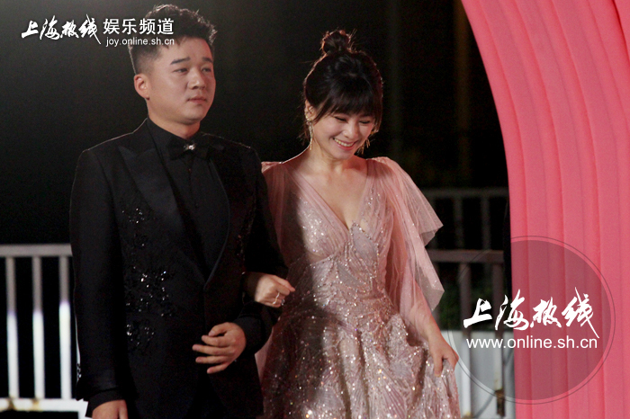 万蒂妮|上海电视台美女主播万蒂妮挽男伴走红毯露深V事业线，结果有人尴尬了