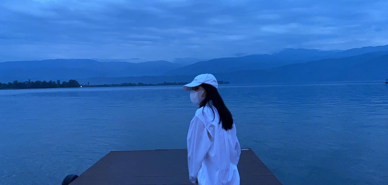 何有强|165cm的秦岚气场全开，穿一件西服配半身裙开叉裙，身材比例绝了