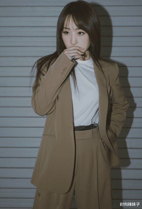 杨钰莹|真服了50岁杨钰莹，一大把年纪还穿儿童上衣，凹出“过山车”线条太撩