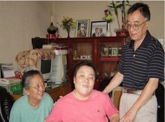 健力宝 姐姐在北大坠崖，妹妹在清华铊中毒，智商只有七岁，生活难以自理