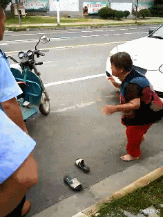 小何社会论 安徽：两大妈做生意起争执隔空对骂，甩手跺脚互不相让，逗笑路人