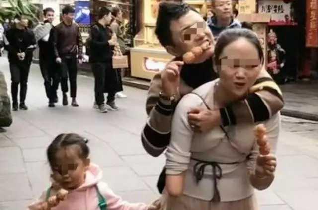 连体|网红“连体夫妻”：当年没腿丈夫抛弃断臂妻子，今现状如何？